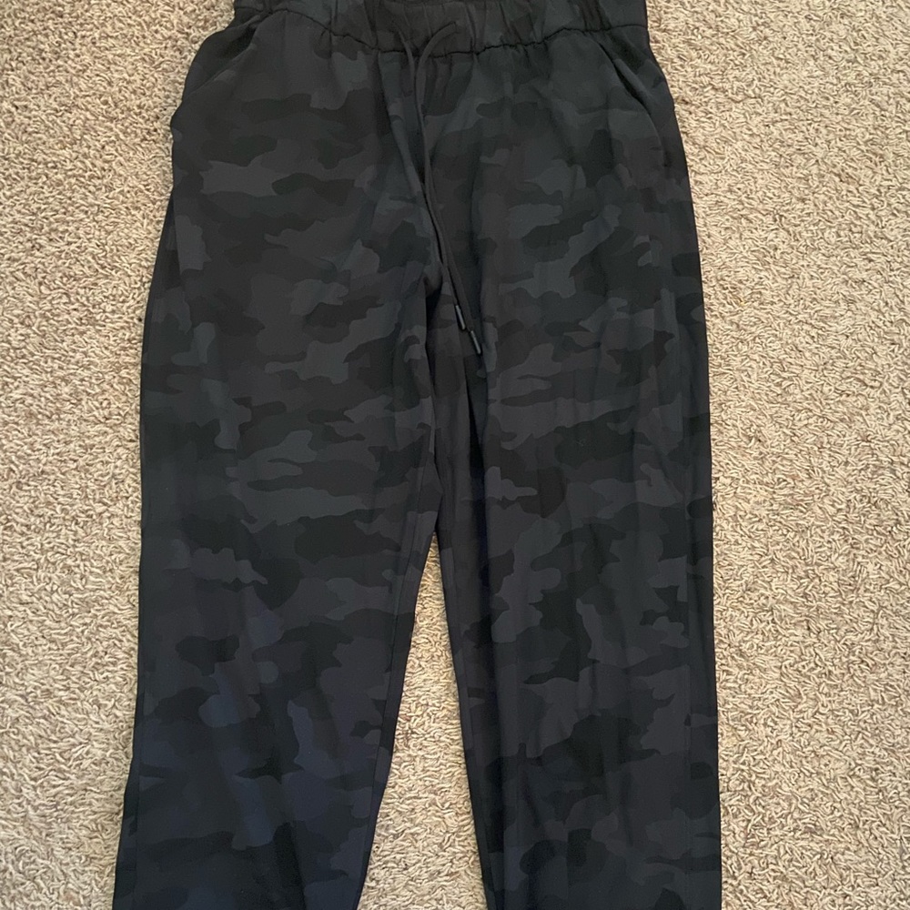 Lululemon Beyond the Studio Camo Crops Sz 10